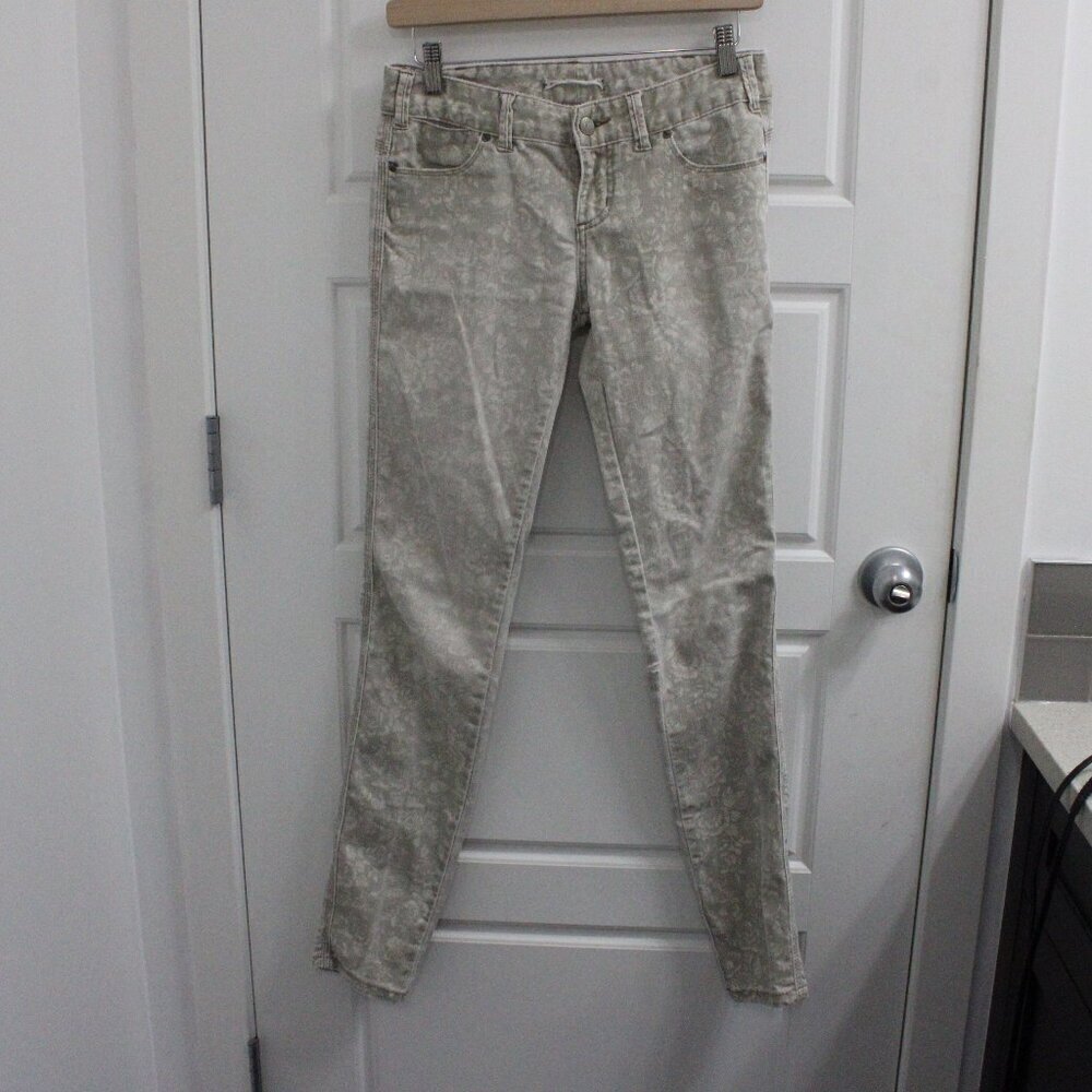 Free People Skinny Jeans Floral Gray Size 26